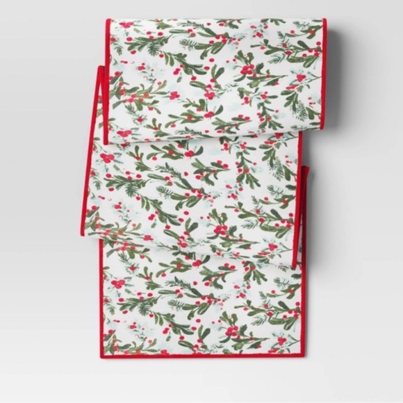 THRESHOLD NWT 100% cotton reversible Christmas berries -14x72 - Picture 1 of 3